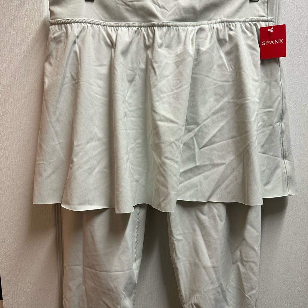 Spanx womens White Skirted Leggings size 1XL/ NWT B145